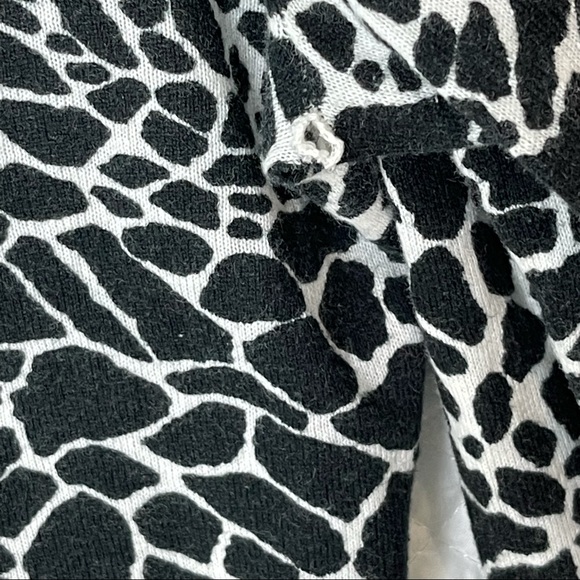 Jones New York B&W Giraffe print 1-button cardigan. Size Med. - Picture 9 of 9